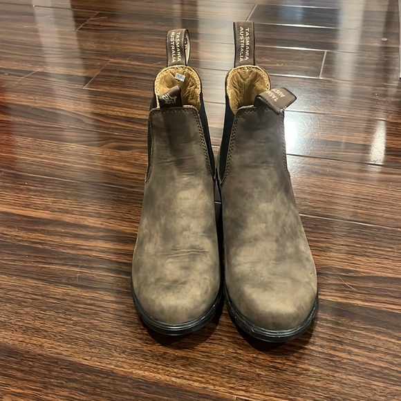 NEW BLUNDSTONE HEELED SZ 4 - Picture 4 of 6